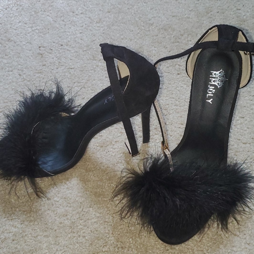 Fun black furr heels 👠